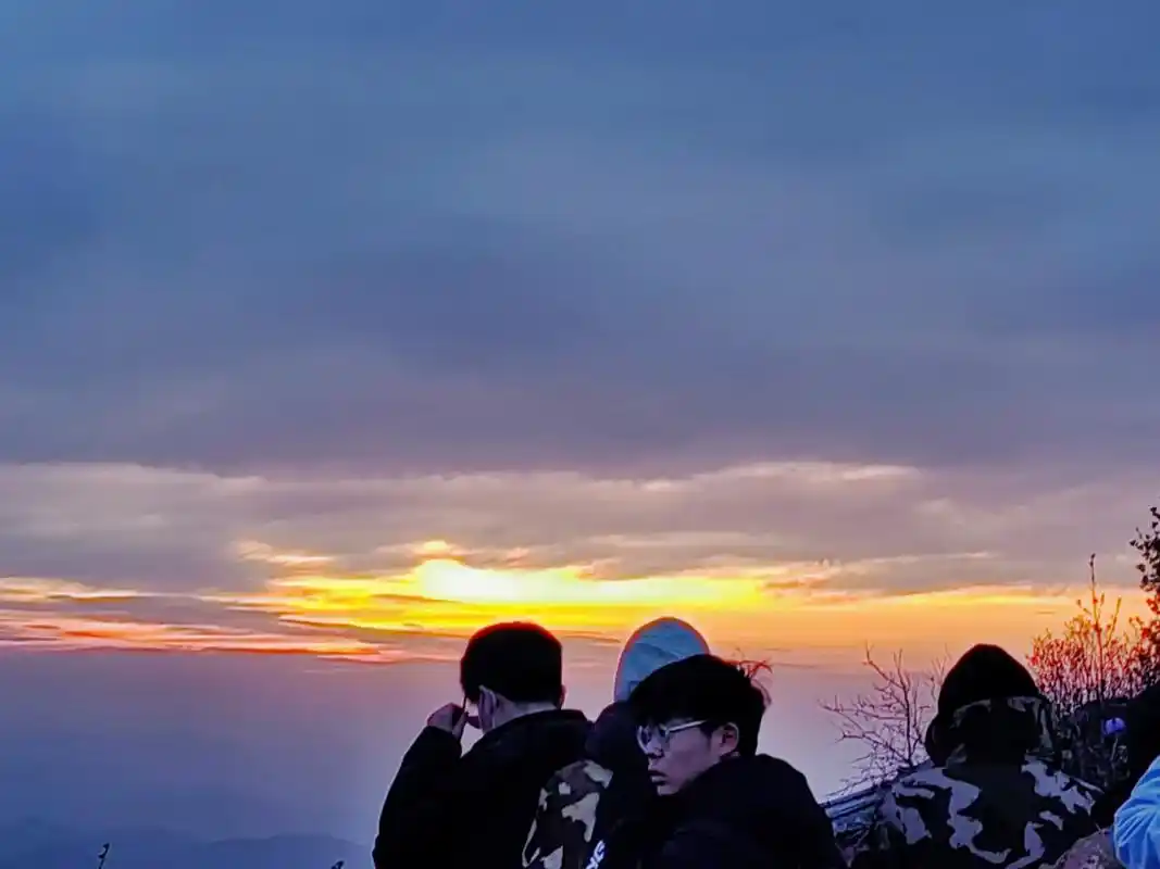 夕阳无限好,只是近黄昏.我打碎了夕阳,夕阳化作忧伤,看着满地 - 抖音