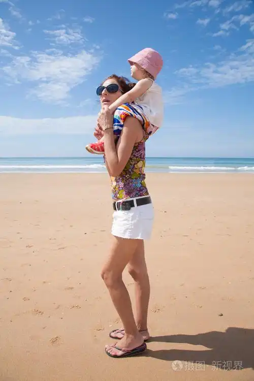 抱着婴儿的妇女