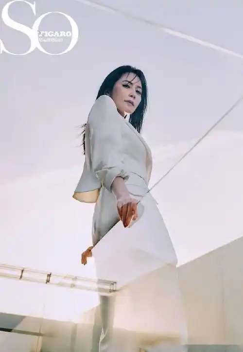 俞飞鸿质感光影大片释出着裙装长发飘飘气质优雅