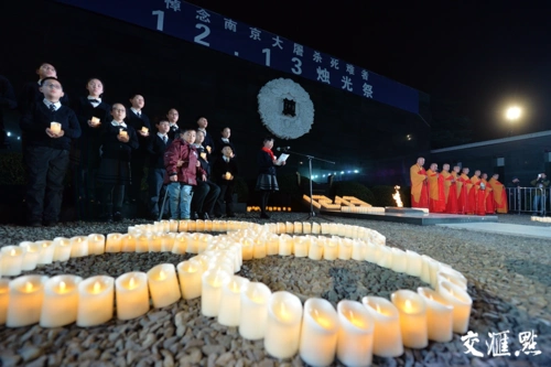 12月13日傍晚,侵华日军南京大屠杀遇难同胞纪念馆祭场里,点点烛光划破