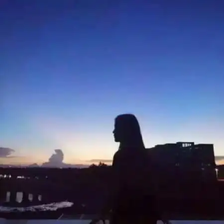 高冷情侣头像背影一男一女 我是最幸福的-非主流头像