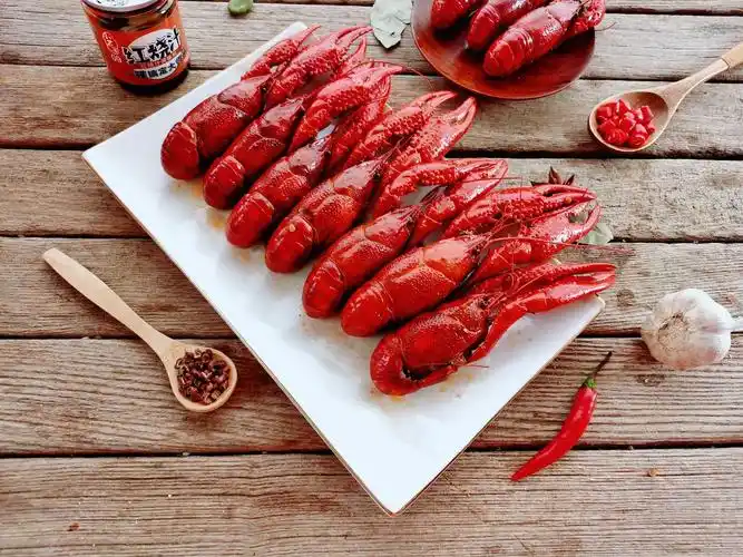 虾身变红 加入1勺料酒,1瓶小石窑红烧汁,翻炒均匀 加入和龙虾差不多高