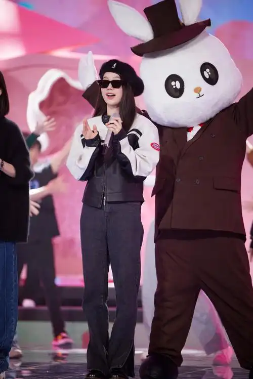 春晚彩排照#一组新鲜的彩排照送上05甜蜜"小彩虹"秒变酷帅"徐总"