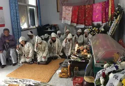 儿女们披麻戴孝为母亲守灵
