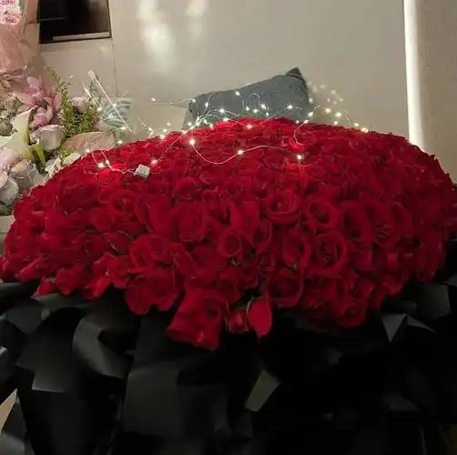 她在社交账号上,发布了一大束玫瑰花的照片,为自己的妻子庆祝生日,并