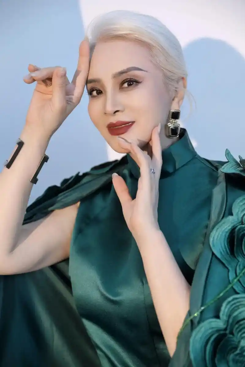 时尚奶奶团#白发美女于书@于书优雅形体礼仪 - 抖音