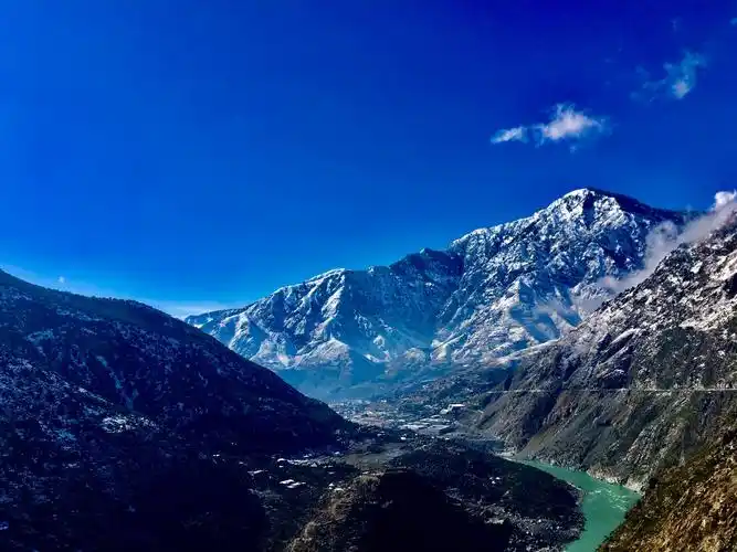 绿色的印度河,蓝色的天空和白色的山峰构成了一幅色彩斑斓的油画,遗世
