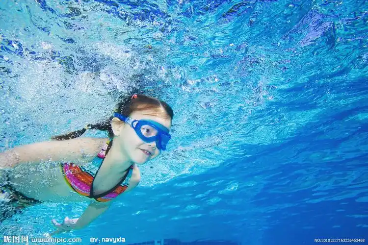 水中潜水的小女孩图片