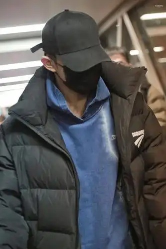 易烊千玺北京启程杭州,口罩烊崽帅气炸街