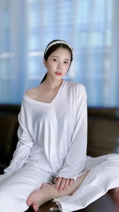 我们先来看看之前王灿自己晒出来的照片,可以说是美貌在线,温柔种还带