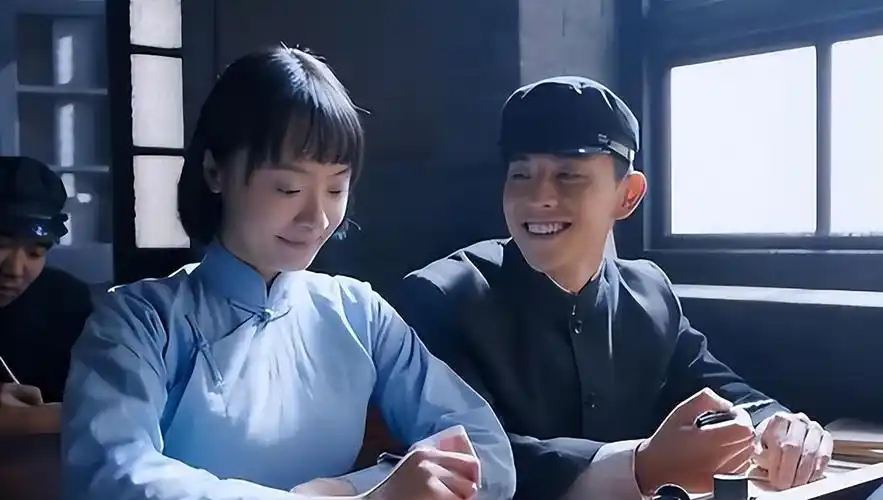 孙铱是张嘉译在北影时期的学生,也正是靠着恩师张嘉译的一手推荐进了