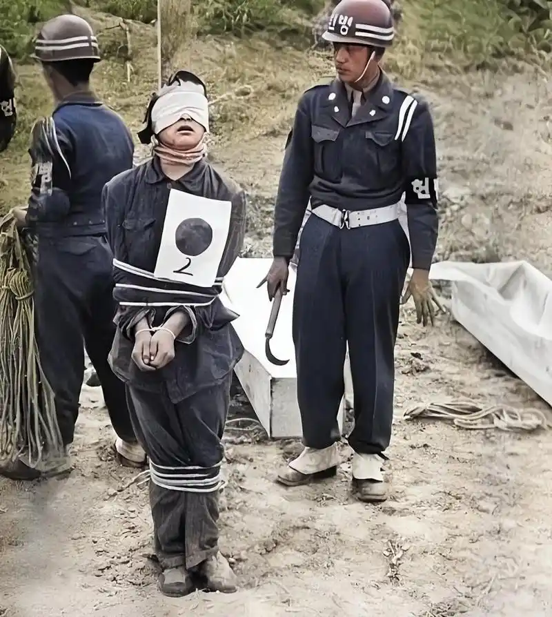 1950年,一名女囚犯在韩国济州岛山山面临死刑.