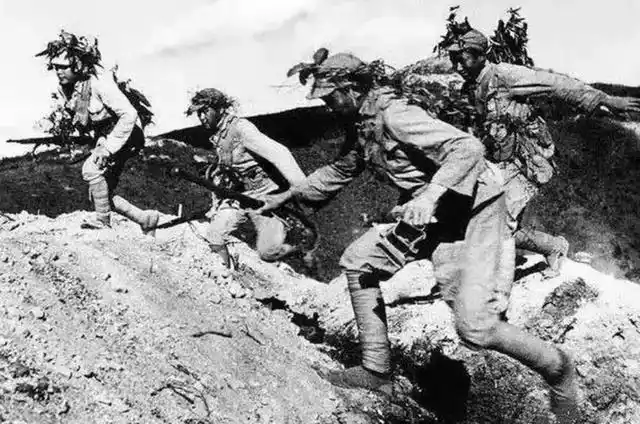 冲锋号,年轻的战士们从困牛山上一跃而下,集体跳崖,书写了红军长征中