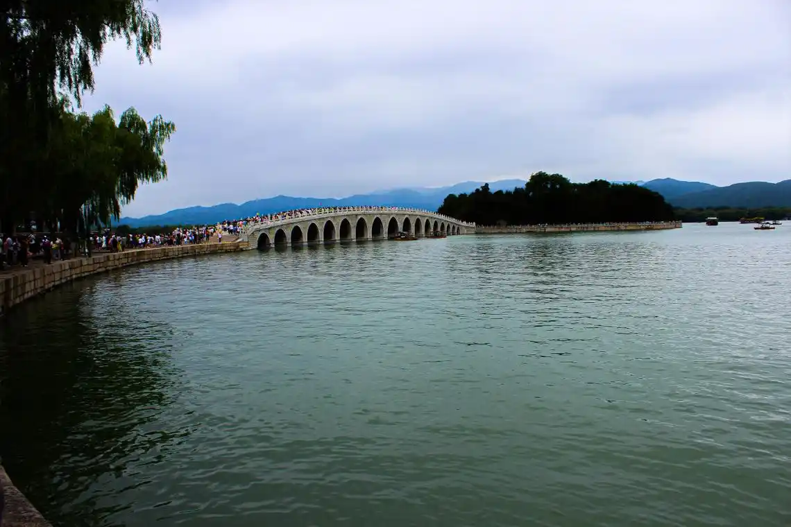 一踏入颐和园,迎面而来的是那宽广的昆明湖,湖水碧绿如玉,波光粼粼.