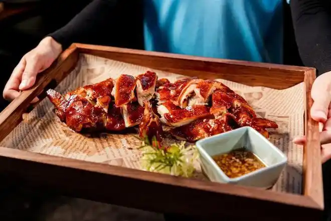 藉着燃烧的热力,在金钟罩里形成热循环气流,快速升温锁鲜.