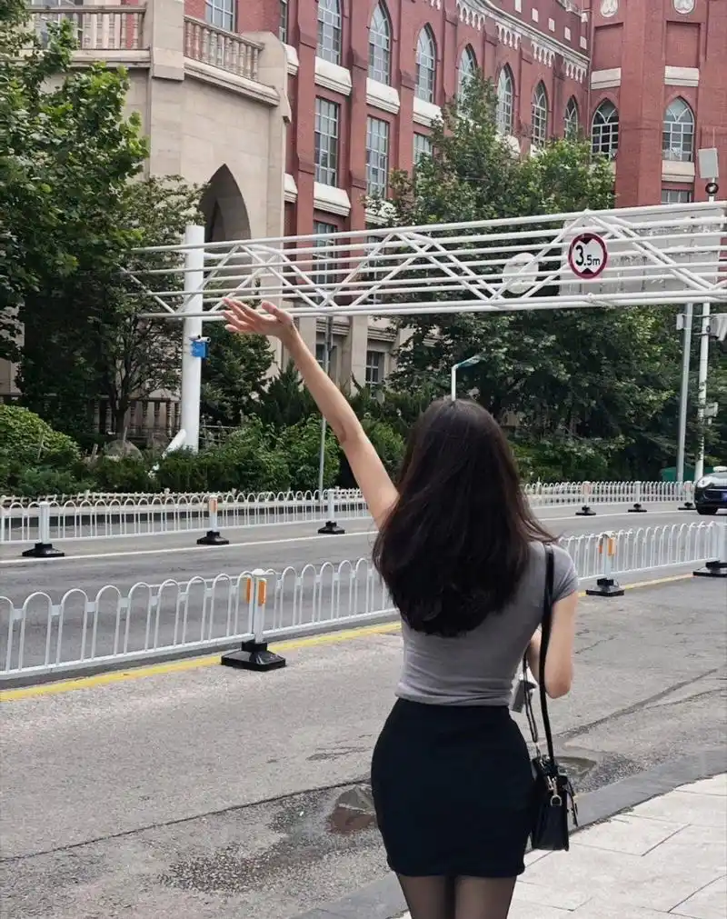 养眼美女# #性感好身材# 逛街偶遇的背影杀手果然没有让人失望[偷笑]