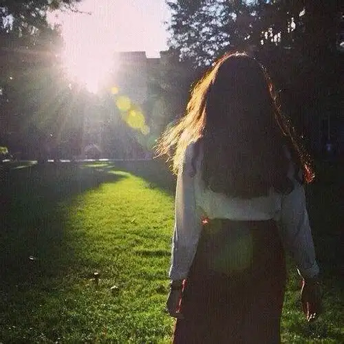 一个人远走背影女生图片 悲伤成病_伤感图片_窝窝qq网