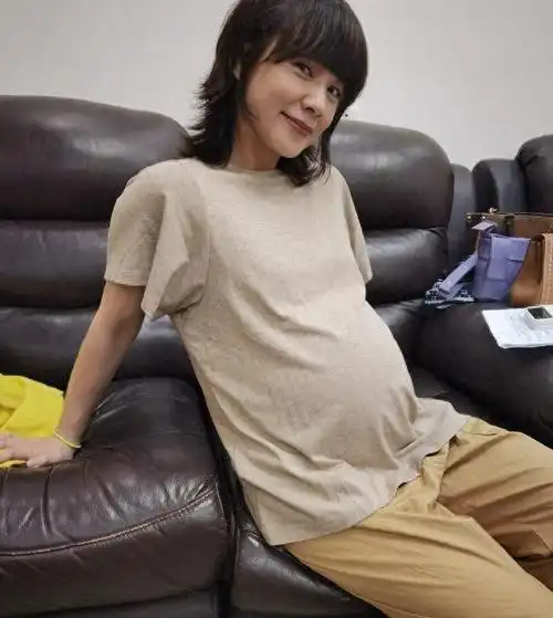 45岁的钱莹正式做回黄菲,已到中年的她还是决定为康祈耀挺身而出