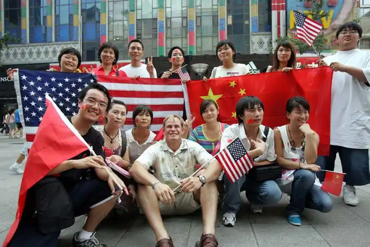 图文中美两国群众聚集在王府井