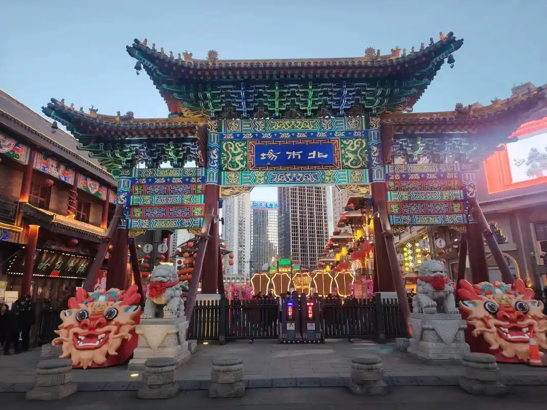 老北市是沈阳市的一个著名文化景点,位于市中心.