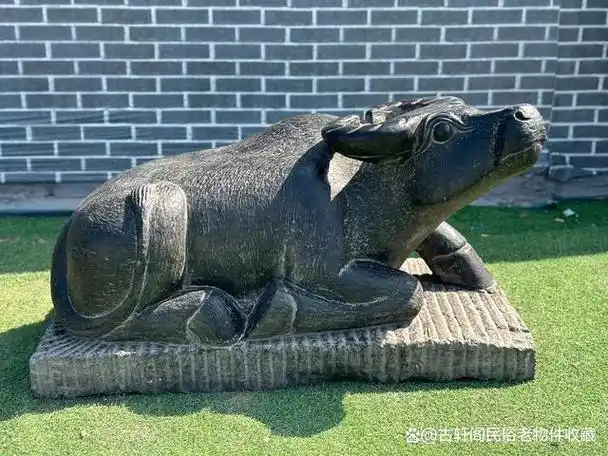 在拆迁区收老物件时,我无意间发现了一对精美的黑青石卧牛石雕.