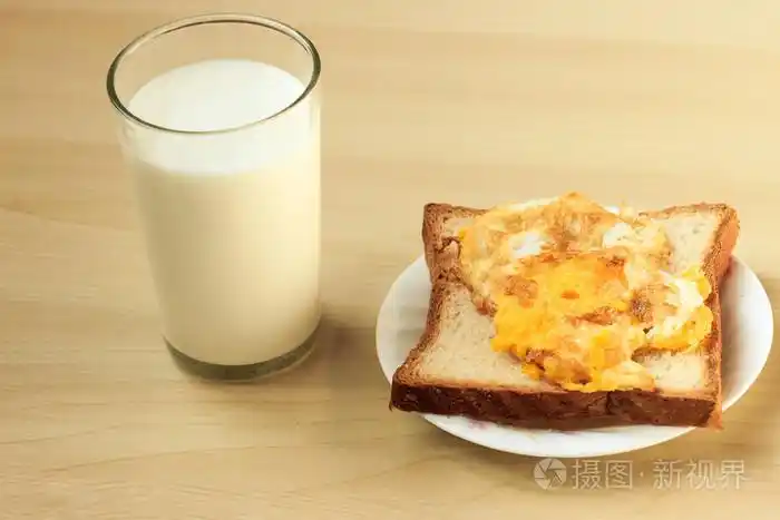 面包和牛奶作为早餐鸡蛋