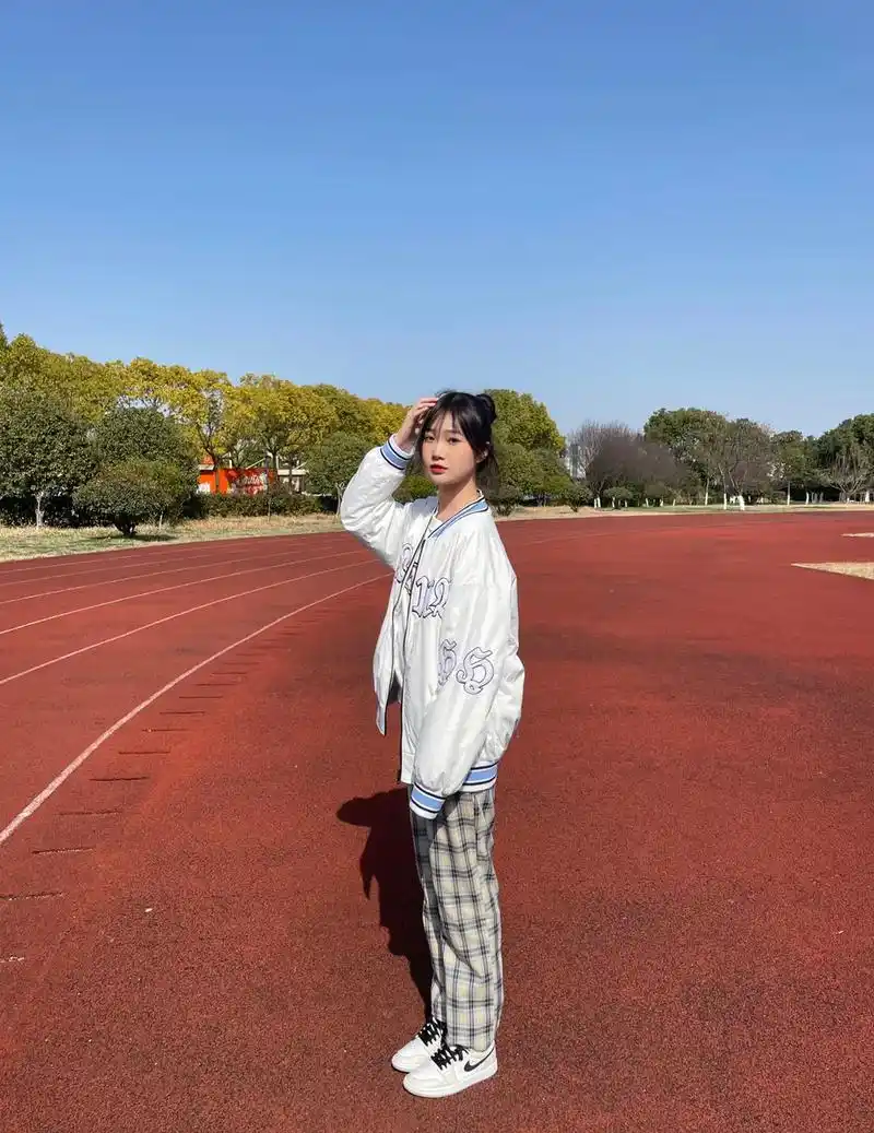 阳光 迟到 操场 球衣 背影 偷瞄 食堂 小卖部 夏天 下课 - 抖音