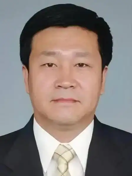 中共党员,是经济学硕士,曾在沈阳工作多年,官至沈阳市副市长,2021调任