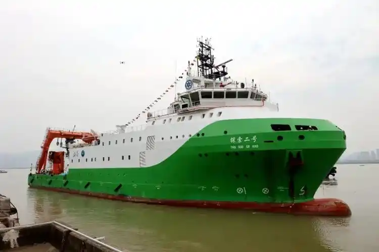 "探索二号"缓缓入港,顺利停靠铁水坪码头,参加仪式的有关领导对科考船