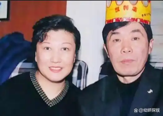 这时候的李萱迎来了爱情,嫁给了一位阳光帅气的小伙子,婚后还生了一个