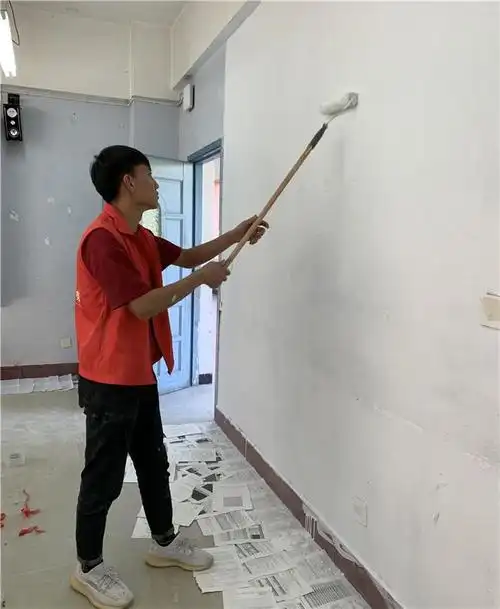 图片2  志愿者进行刷墙.jpg