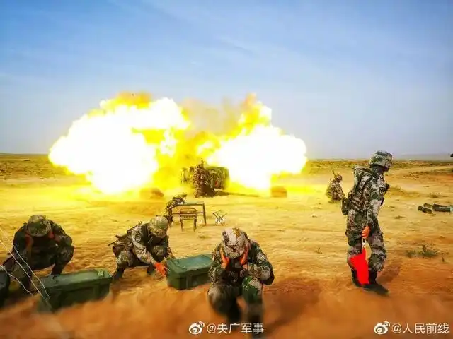 火力值爆表!镜头下的解放军火炮开火瞬间