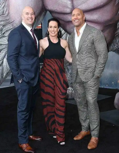 巨石强森年收入超6亿,结婚10年离婚,二婚交往12年生2女才办婚礼