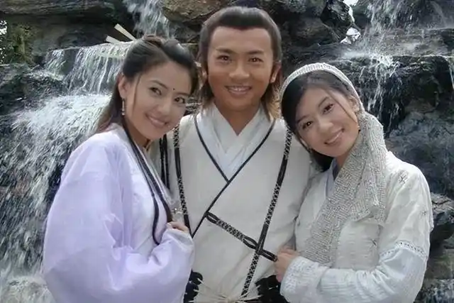 张无忌是个花心大萝卜,不仅喜欢赵敏,还喜欢上周芷若,小昭以及殷离