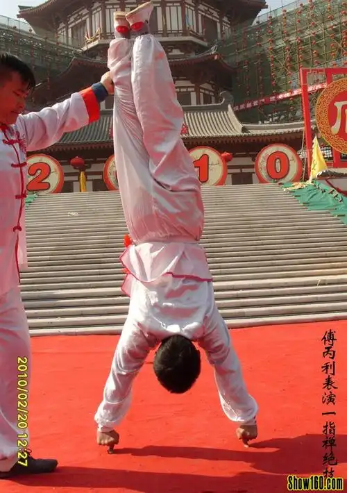 点击查看下一张  上传:傅丙利 照片名:傅丙利表演一指禅绝技(食指倒立