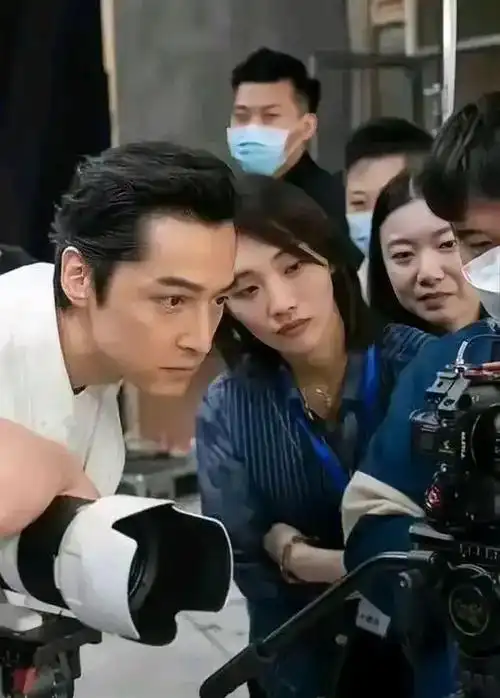 4位娶了"自家经纪人"的男星,个个出乎意料,对对幸福美满|胡歌|杨幂