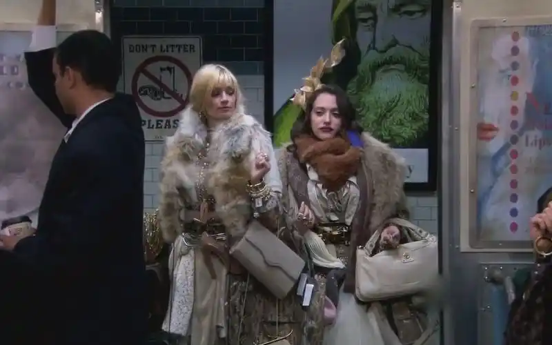 破产姐妹经典爆笑姐妹俩全身皮草进地铁