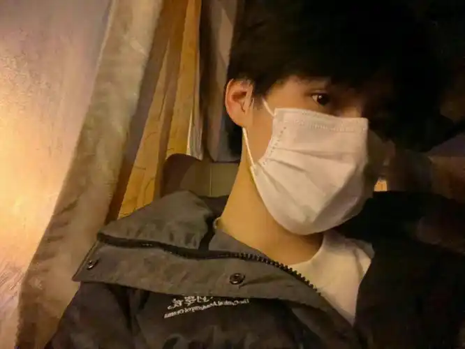 张真源戴的星期口罩