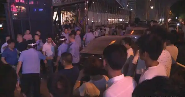 广西一酒吧门口,近十个猛男群殴,场面好比拍电影!|坐牢|打架_网易订阅