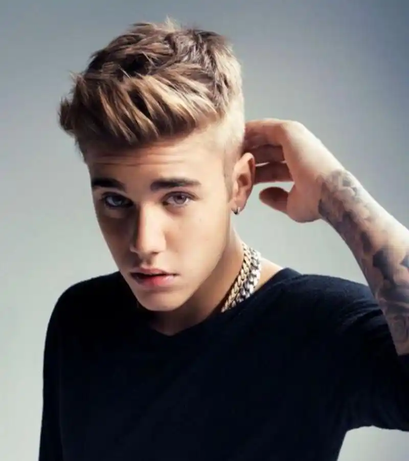 贾斯汀·比伯与好友聚餐 轻松驾驭寸头造型潮酷十足