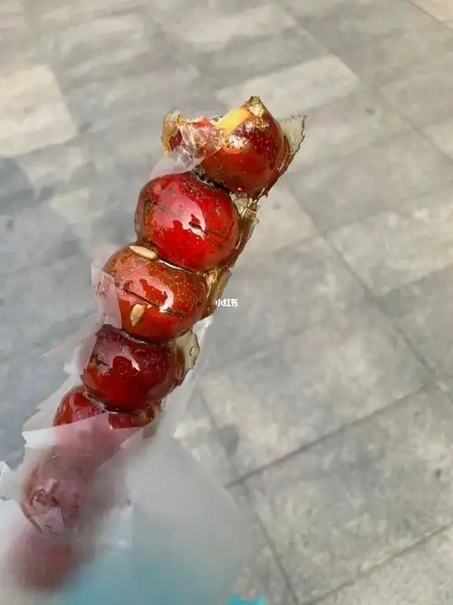 冬天的冰凉脆甜糖葫芦和热腾腾烤红薯