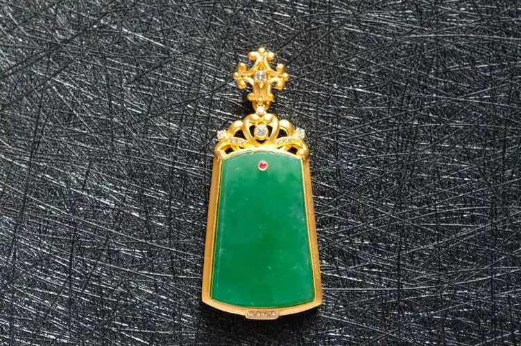 珠宝设计镶嵌翡翠绿无事牌吊坠加工款式