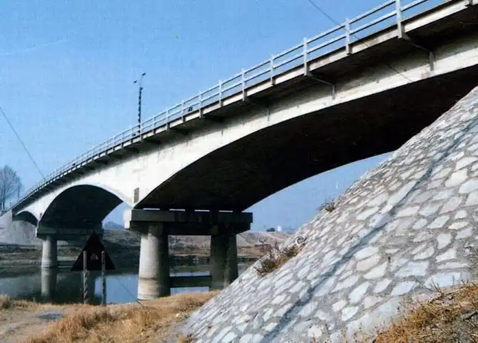 为中国最先采用的3跨变截面钢筋混凝土薄壁箱形连续梁桥