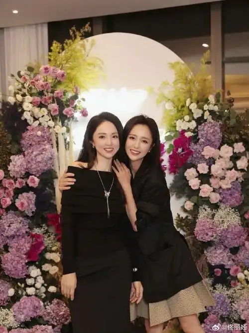 佟丽娅董璇是复制粘贴吧##这闺蜜照郑恺有点多余了##向山海出发