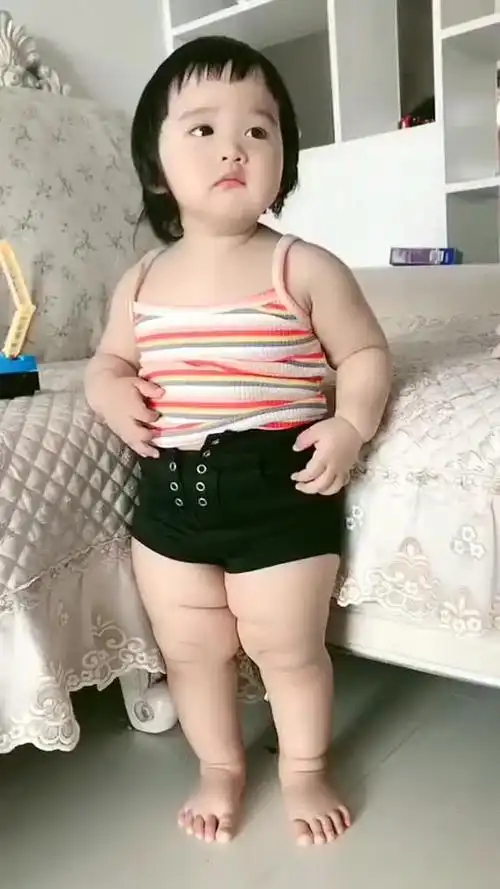 胖嘟嘟的小姑娘肉的真可爱