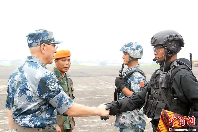 中国印尼举行"空降利刃-2013"联合反恐军演