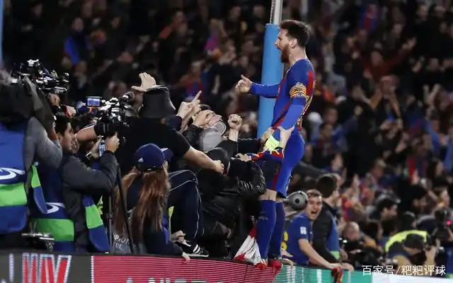 梅西进球后亲吻自己的球鞋,但是这个球实际上是一粒头球破门!