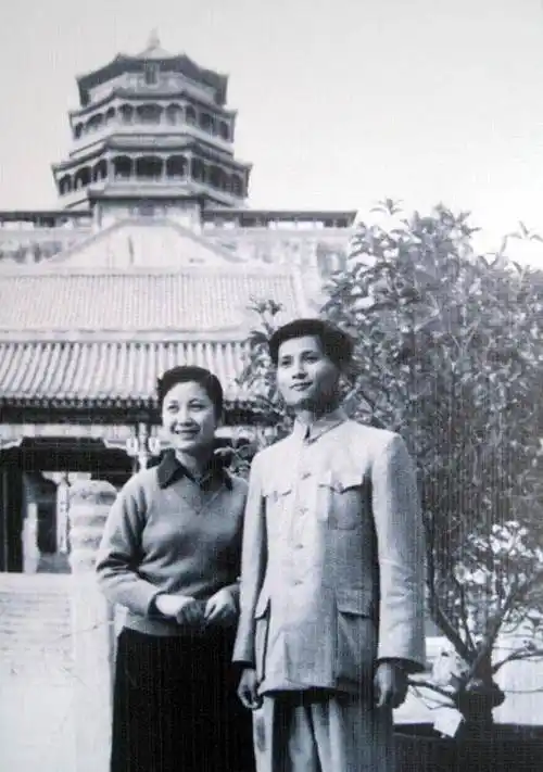 12岁开始流浪,爱过三位贵人,她一步步成女强人,最后于38岁自杀_严凤英