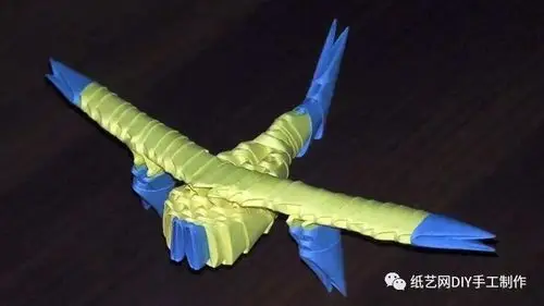 用几张纸叠了一堆三角插,就组成了一个立体纸飞机,难度大,小白慎进!