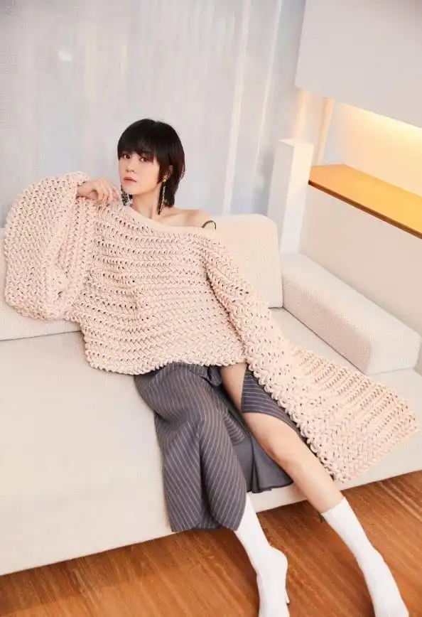 郁可唯穿裸粉色毛衣白色袜靴 非常时髦